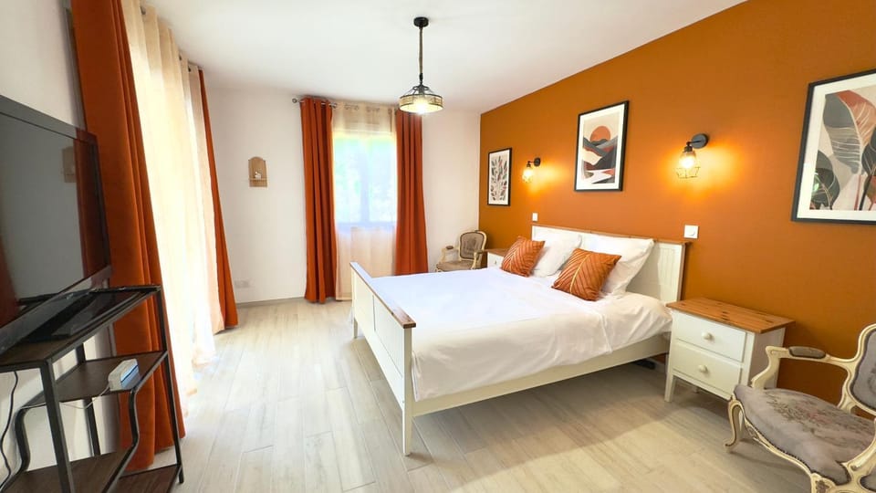 Bed, TV and multimedia, Photo of the whole room, Bedroom