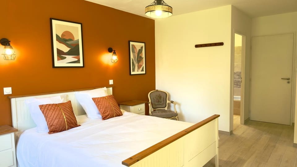Bed, Photo of the whole room, Bedroom