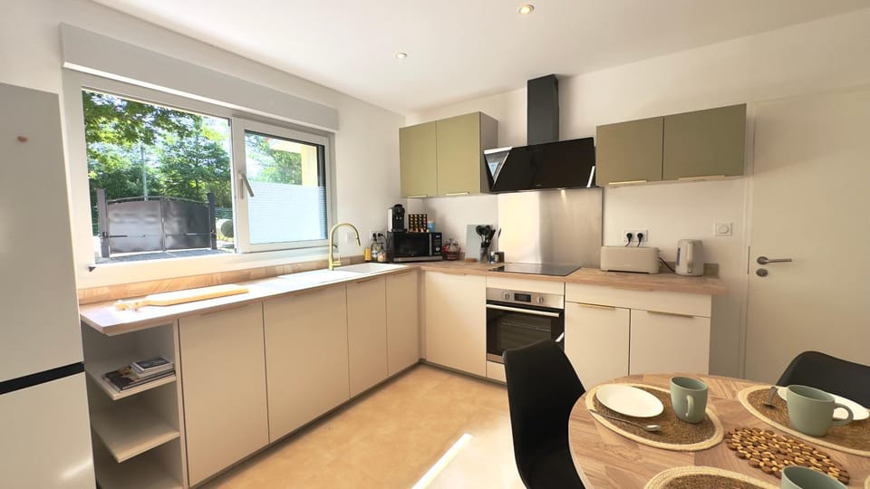 Coffee/tea facilities, Kitchen or kitchenette, Dining area, dishwasher, oven, stove, toaster