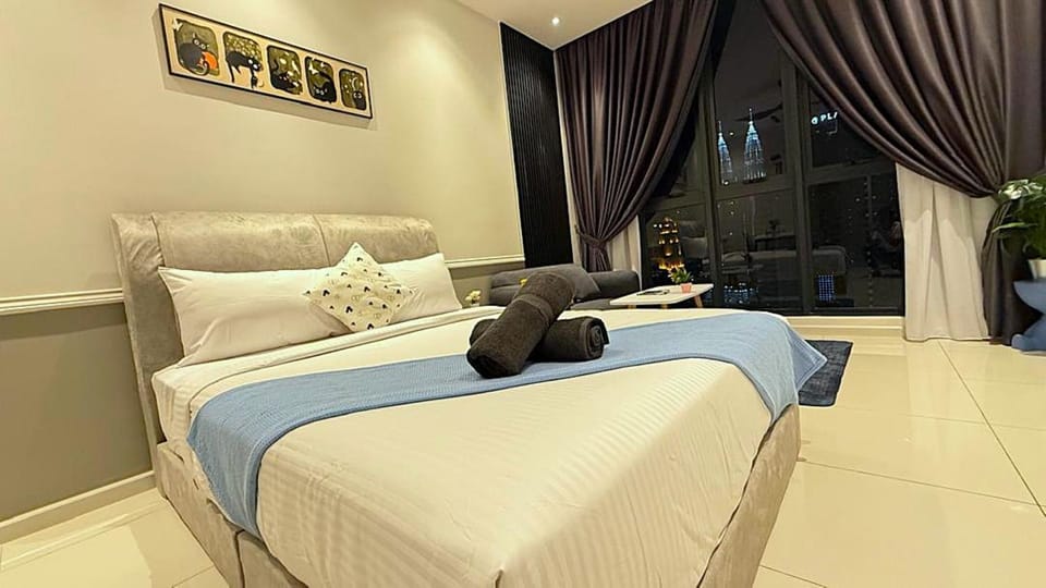 Bed, Photo of the whole room, Seating area, Bedroom