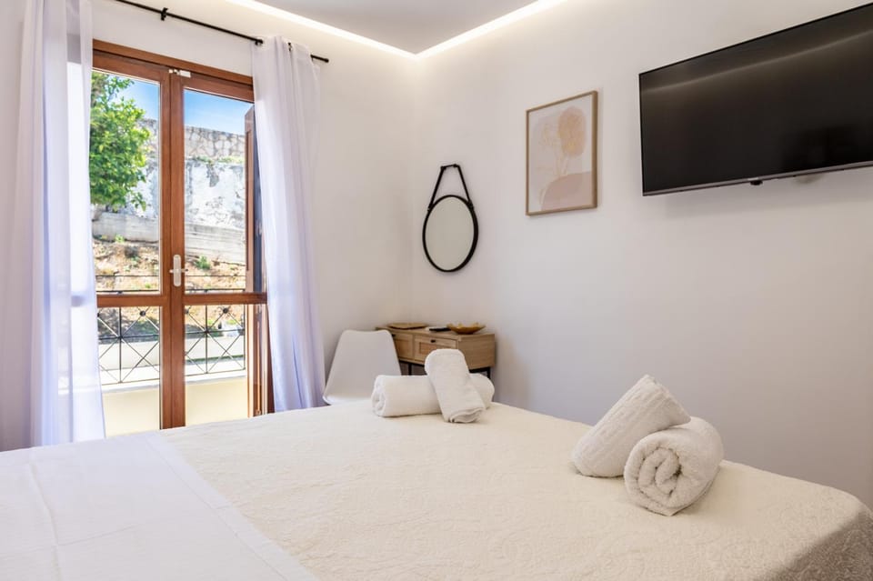 Bed, TV and multimedia, Photo of the whole room, Bedroom, towels