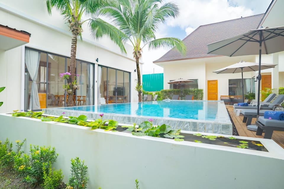 Balcony/Terrace, Swimming pool, sunbed
