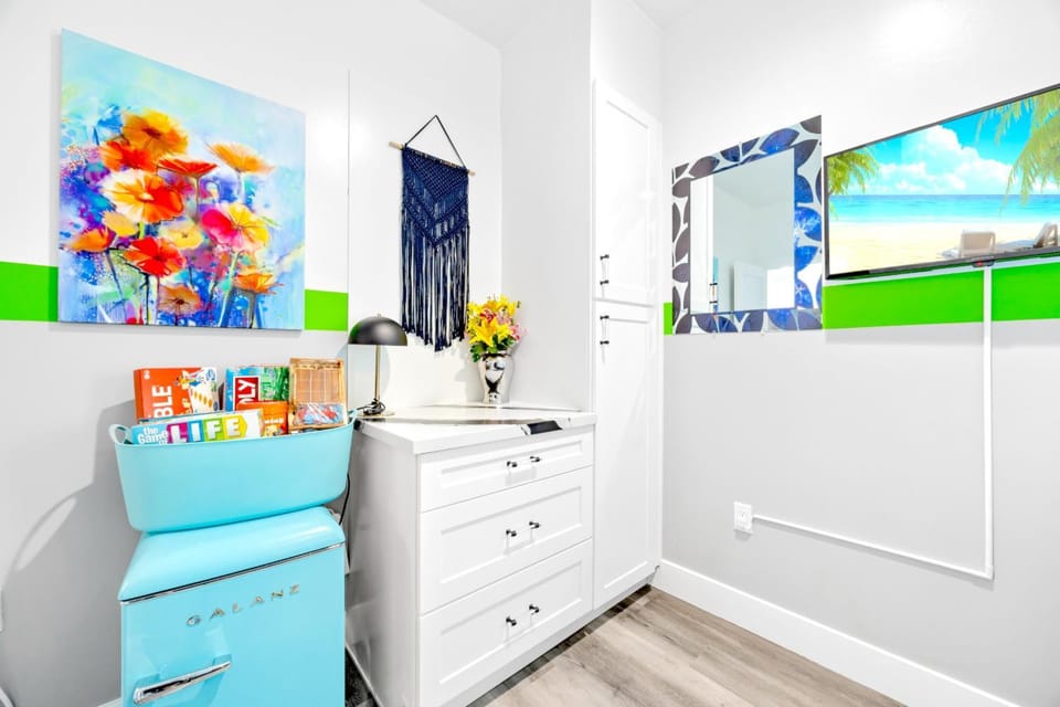 F - 2 NoHo Homes in 1 by Universal - Sleeps 20 - Free Parking - Games - Patios - FIFA SoFi World Cup Apartment in North Hollywood