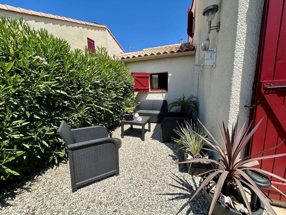 Patio, Garden, Living room, Garden view, sunbed