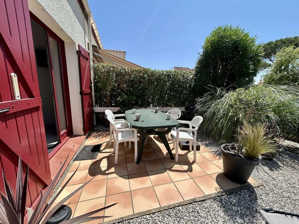 Patio, Garden, Dining area, Garden view