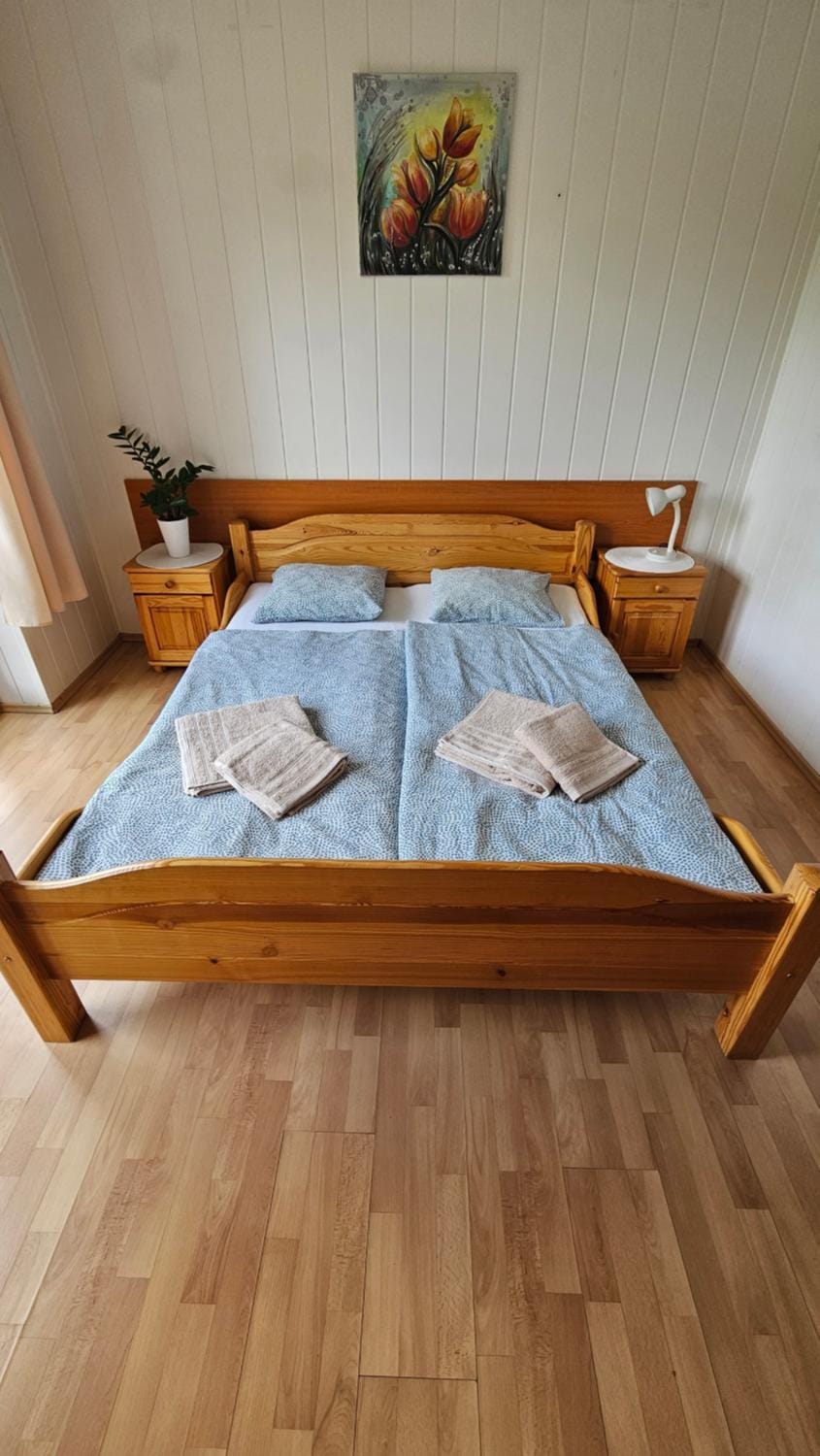 Photo of the whole room, Bedroom, towels
