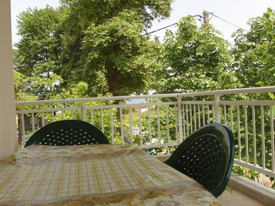 View (from property/room), Seating area, Dining area, Garden view