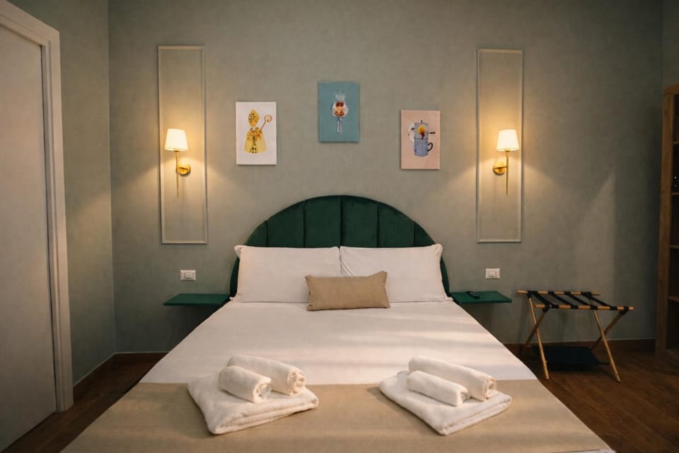 Bed, Photo of the whole room, Bedroom, towels