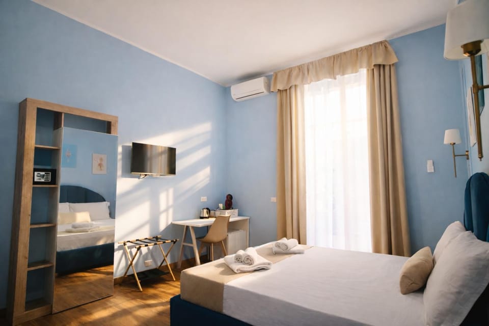 Bed, TV and multimedia, Photo of the whole room, Bedroom, towels, air conditioner