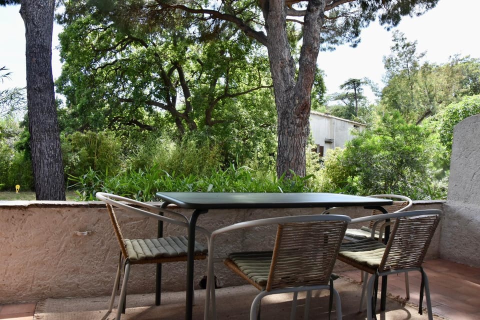 Patio, Dining area, Garden view