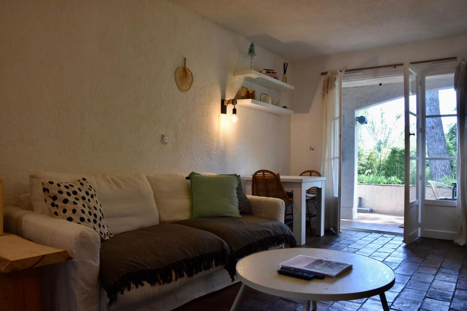 Living room, Seating area, internet