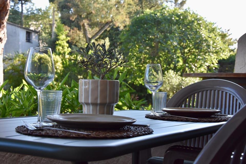 Patio, Dining area, Garden view