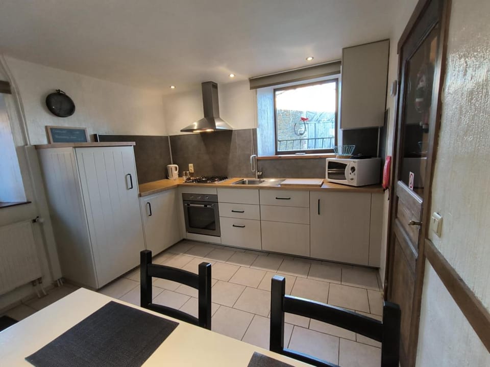 Kitchen or kitchenette, Dining area, dishwasher, stove