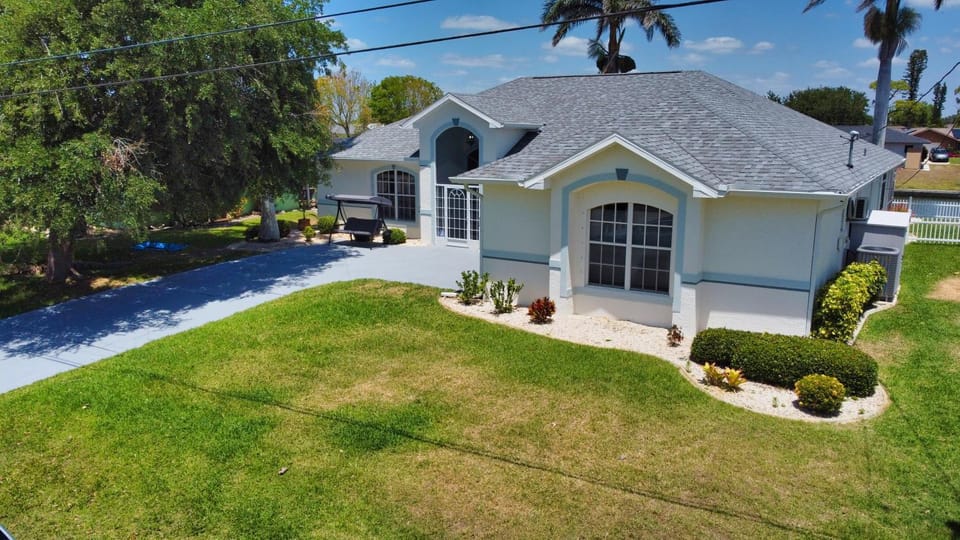 Luxury Waterfront Vacation Home with Dock and free heated Pool House in Cape Coral