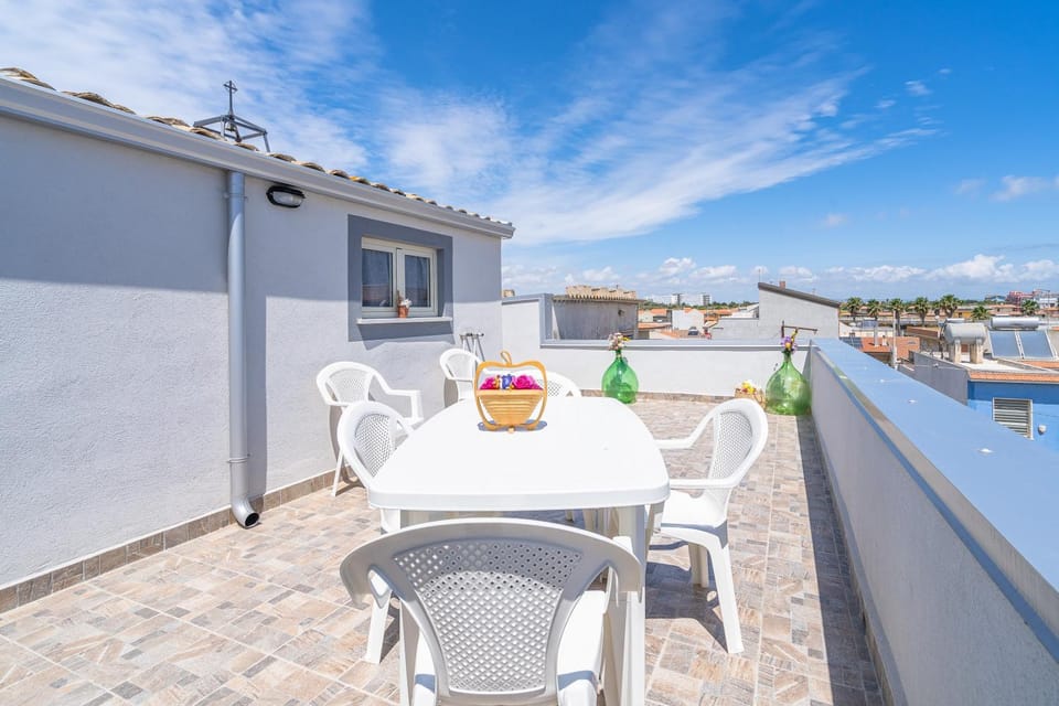 Property building, Balcony/Terrace, Living room