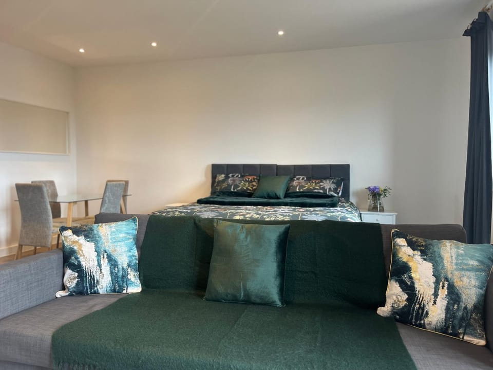 Bed, Living room, Seating area, Dining area, Bedroom