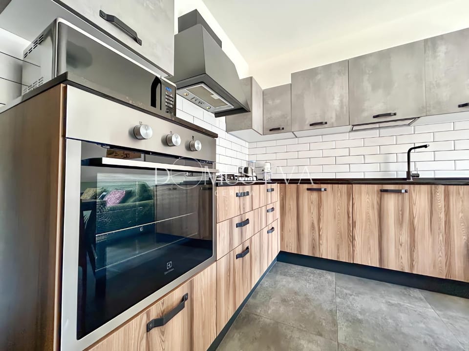 Kitchen or kitchenette, dishwasher, oven, stove