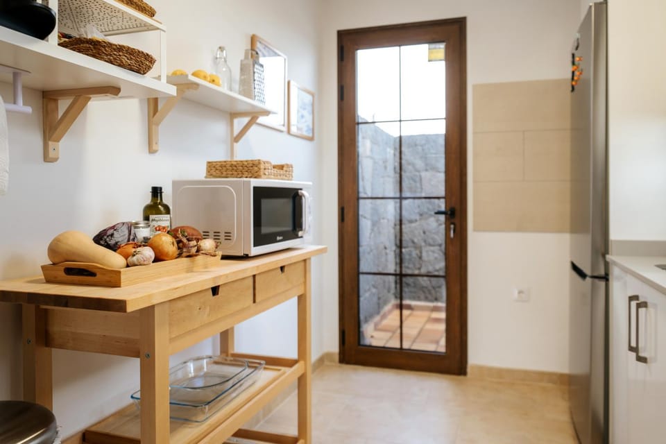 Kitchen or kitchenette, Food and drinks, microwave, oven, stove