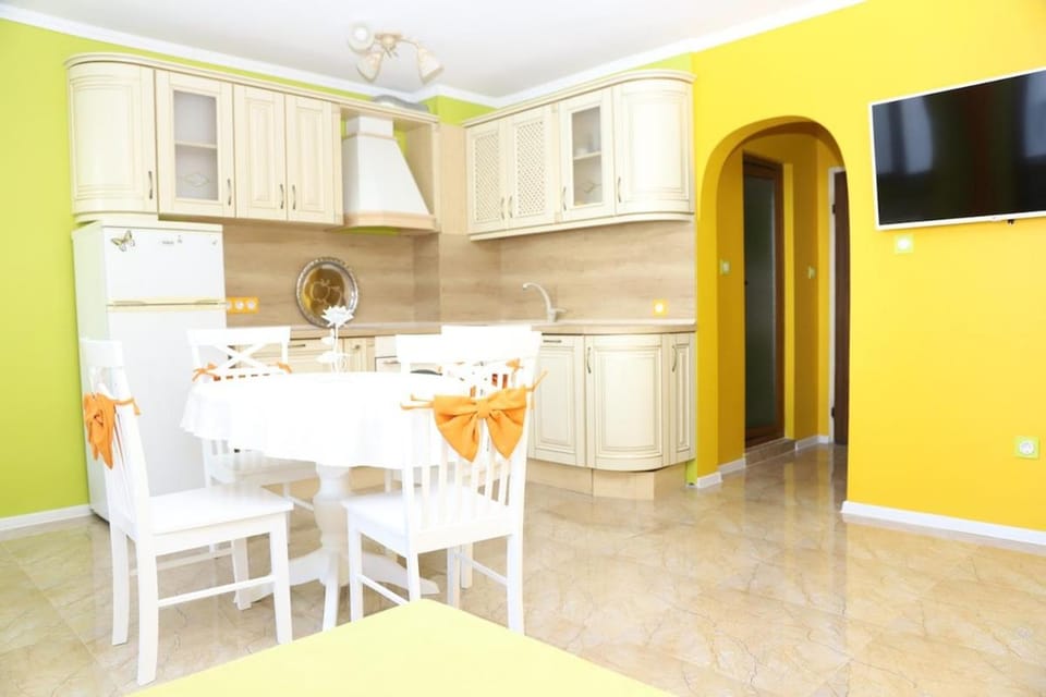 TV and multimedia, Kitchen or kitchenette, Living room, Seating area, Dining area, dishwasher, oven, stove