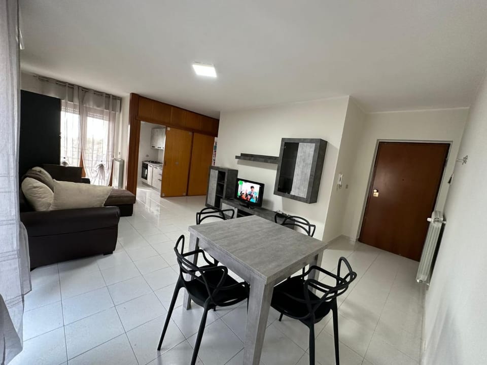 Communal lounge/ TV room, TV and multimedia, Living room, Seating area, Dining area