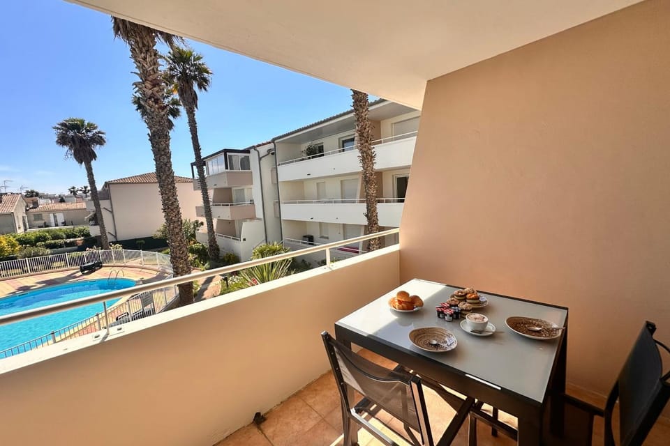 Patio, View (from property/room), Balcony/Terrace, Living room, Seating area, Pool view, Swimming pool