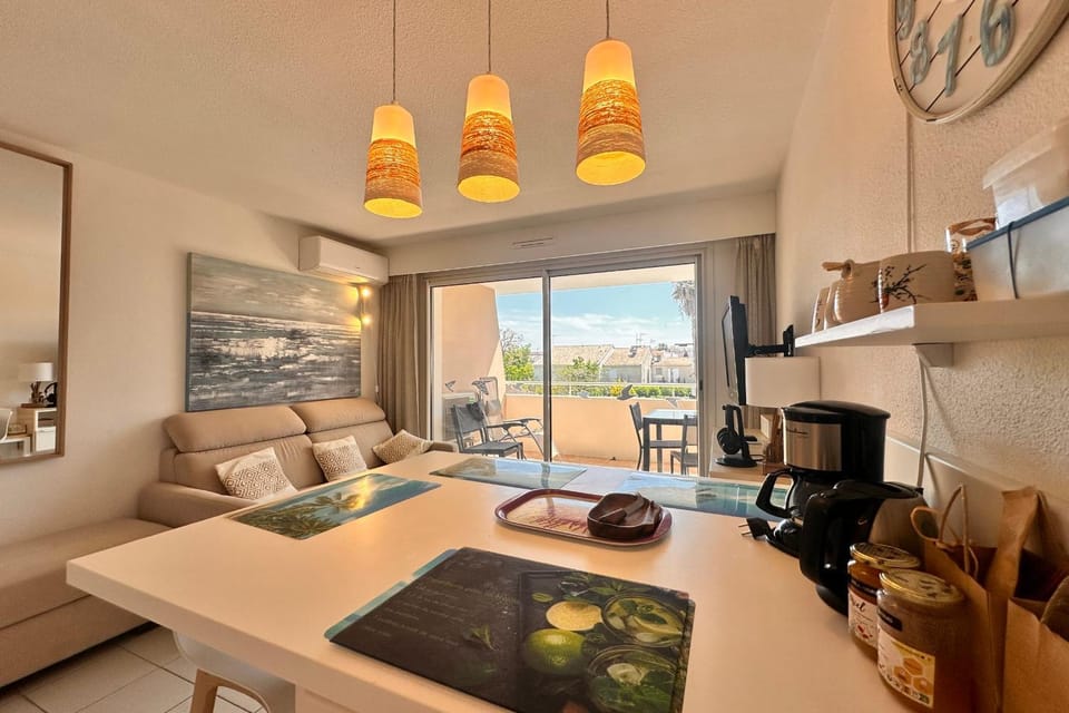 Kitchen or kitchenette, Living room, Seating area, Dining area
