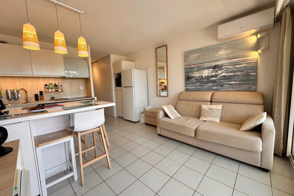 Coffee/tea facilities, Living room, Seating area, Dining area, stove