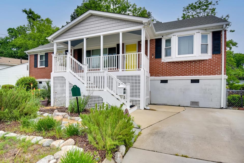 5 Mi to Dtwn: Pet-Friendly Gem w/ Yard in Hampton House in Hampton