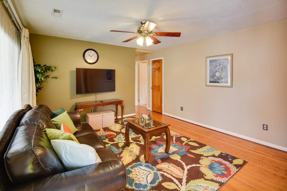 5 Mi to Dtwn: Pet-Friendly Gem w/ Yard in Hampton House in Hampton