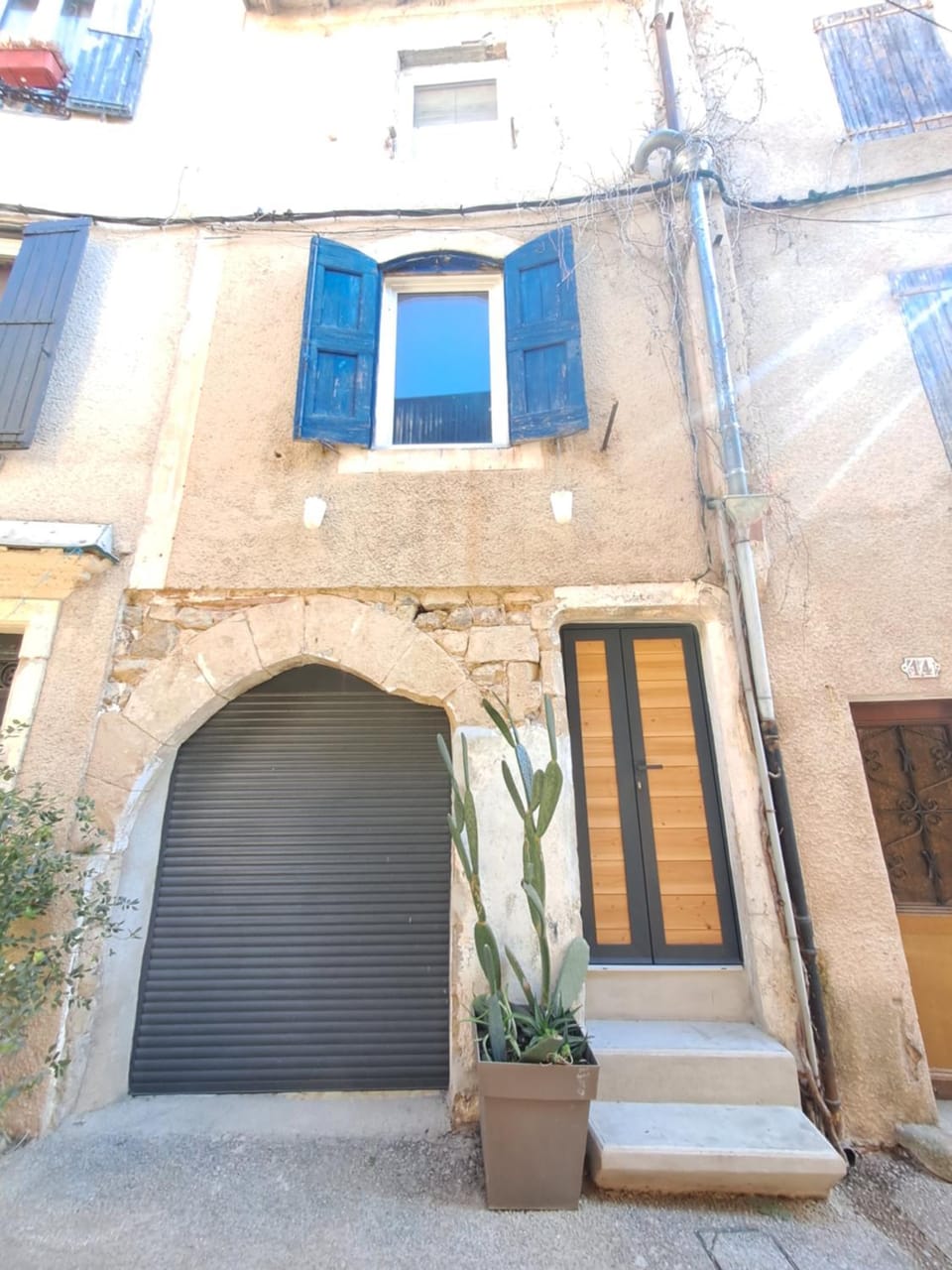 Facade/entrance