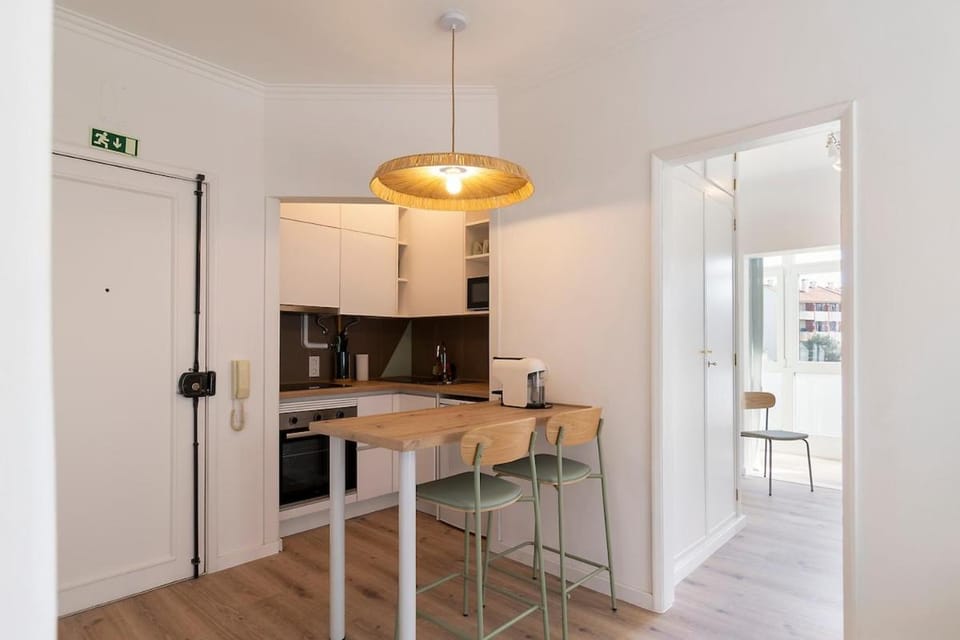 Kitchen or kitchenette, Dining area, minibar, oven, stove