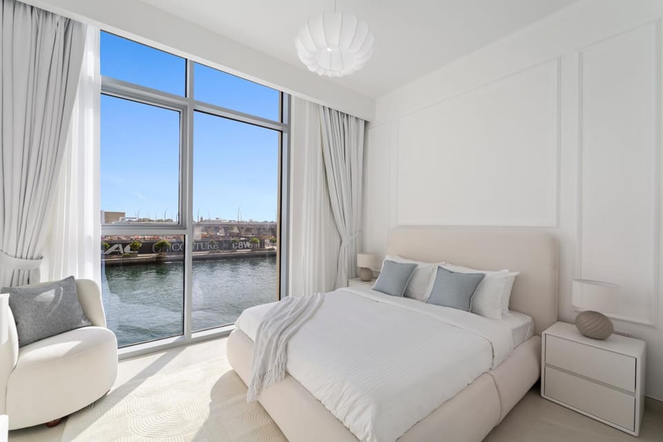 Bed, Natural landscape, Photo of the whole room, Seating area, Bedroom, Lake view, River view
