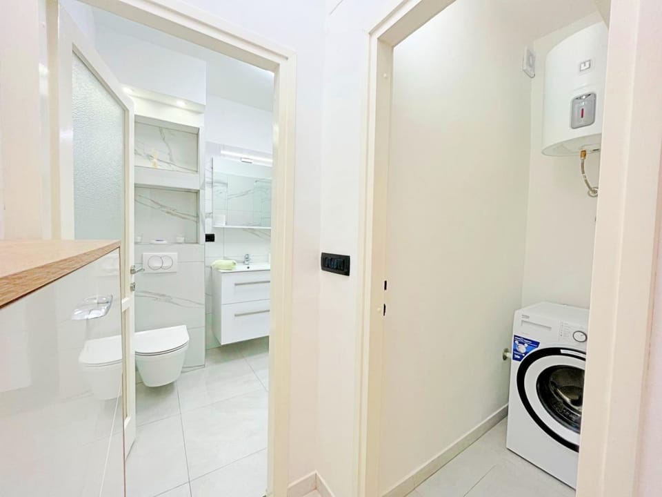 Shower, Toilet, Bathroom, towels, washing machine