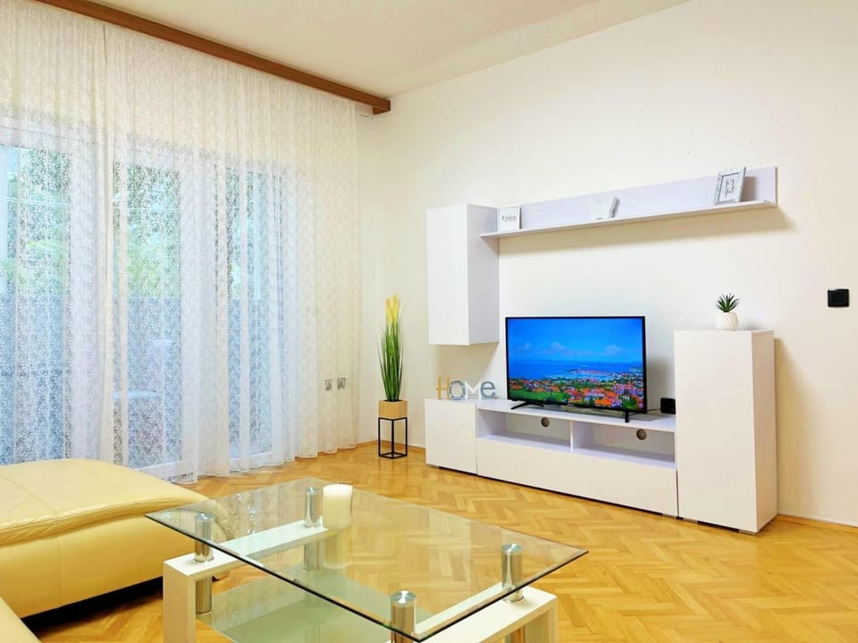 TV and multimedia, Balcony/Terrace, Living room, Seating area, air conditioner