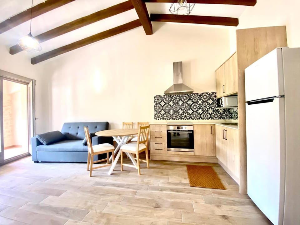 Kitchen or kitchenette, Dining area, heating, microwave, oven, stove, toaster, air conditioner