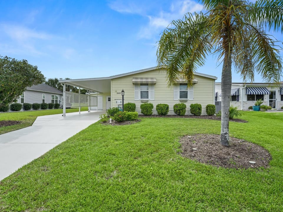 1640 Z1 VILLAGE OF COUNTRY CLUB HILLS by REMAX Premier House in Lady Lake