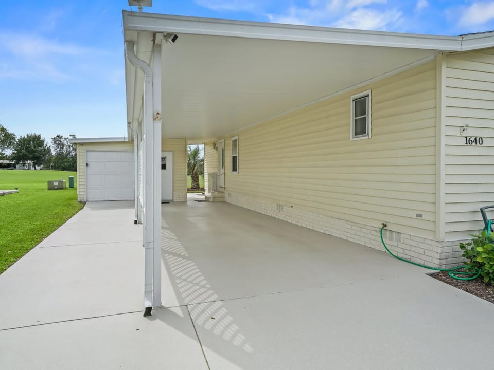 1640 Z1 VILLAGE OF COUNTRY CLUB HILLS by REMAX Premier House in Lady Lake