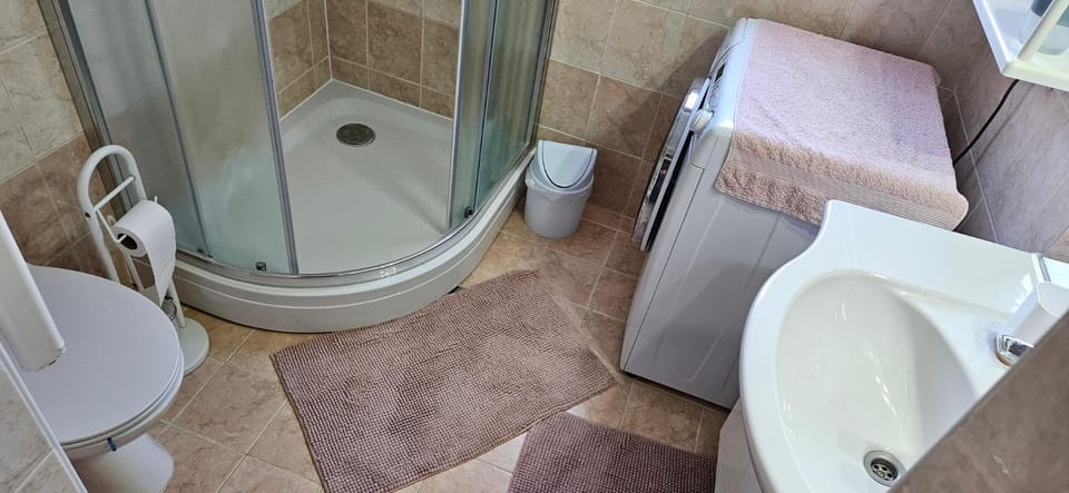 Shower, Toilet, Bathroom, washing machine