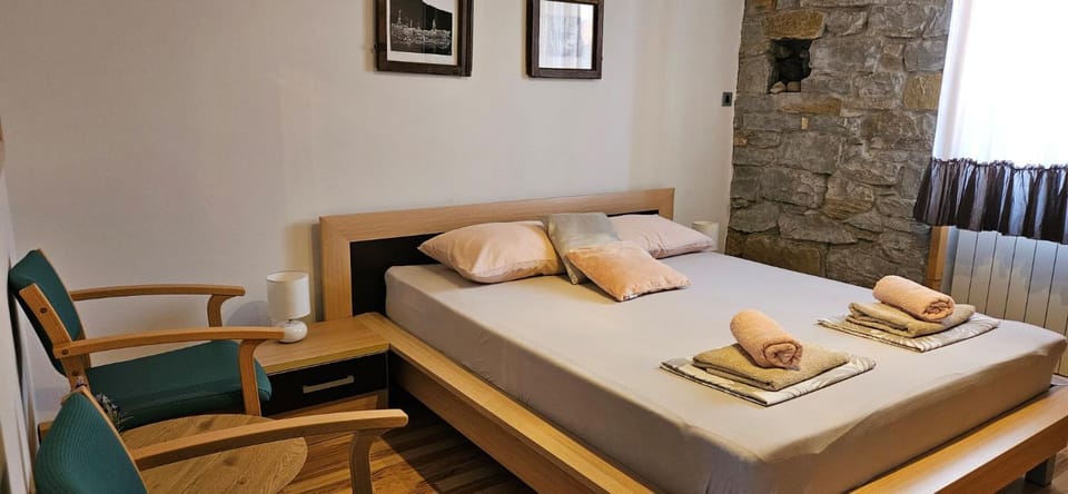 Bed, Bedroom, towels