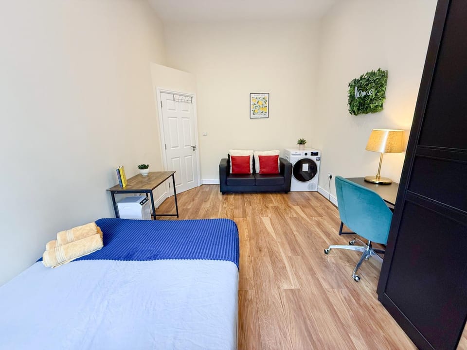 Bed, Photo of the whole room, Seating area, Bedroom, wardrobe