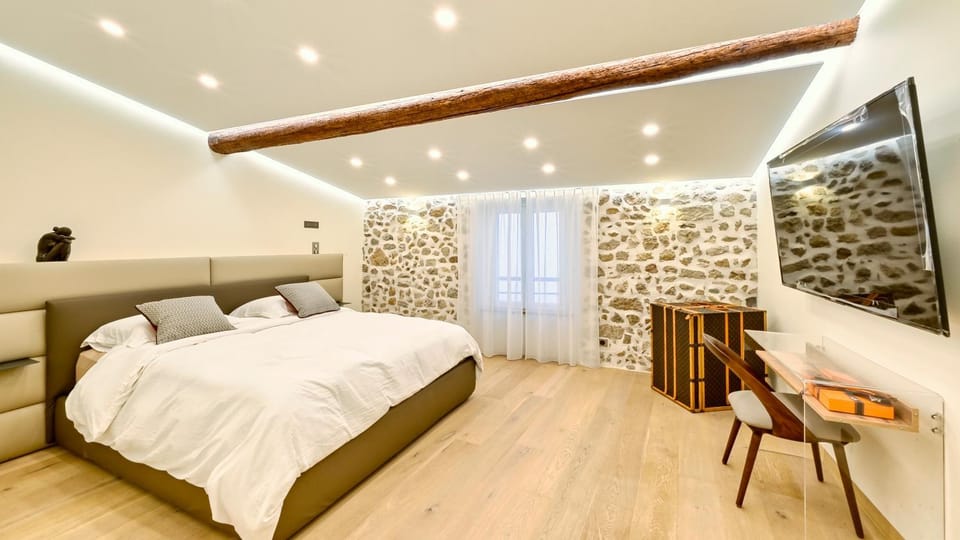 Bed, TV and multimedia, Photo of the whole room