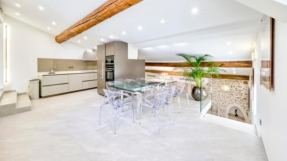 Kitchen or kitchenette, Dining area, oven, stove