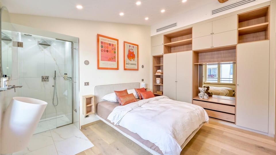 Shower, Bed, Photo of the whole room, Bedroom, wardrobe
