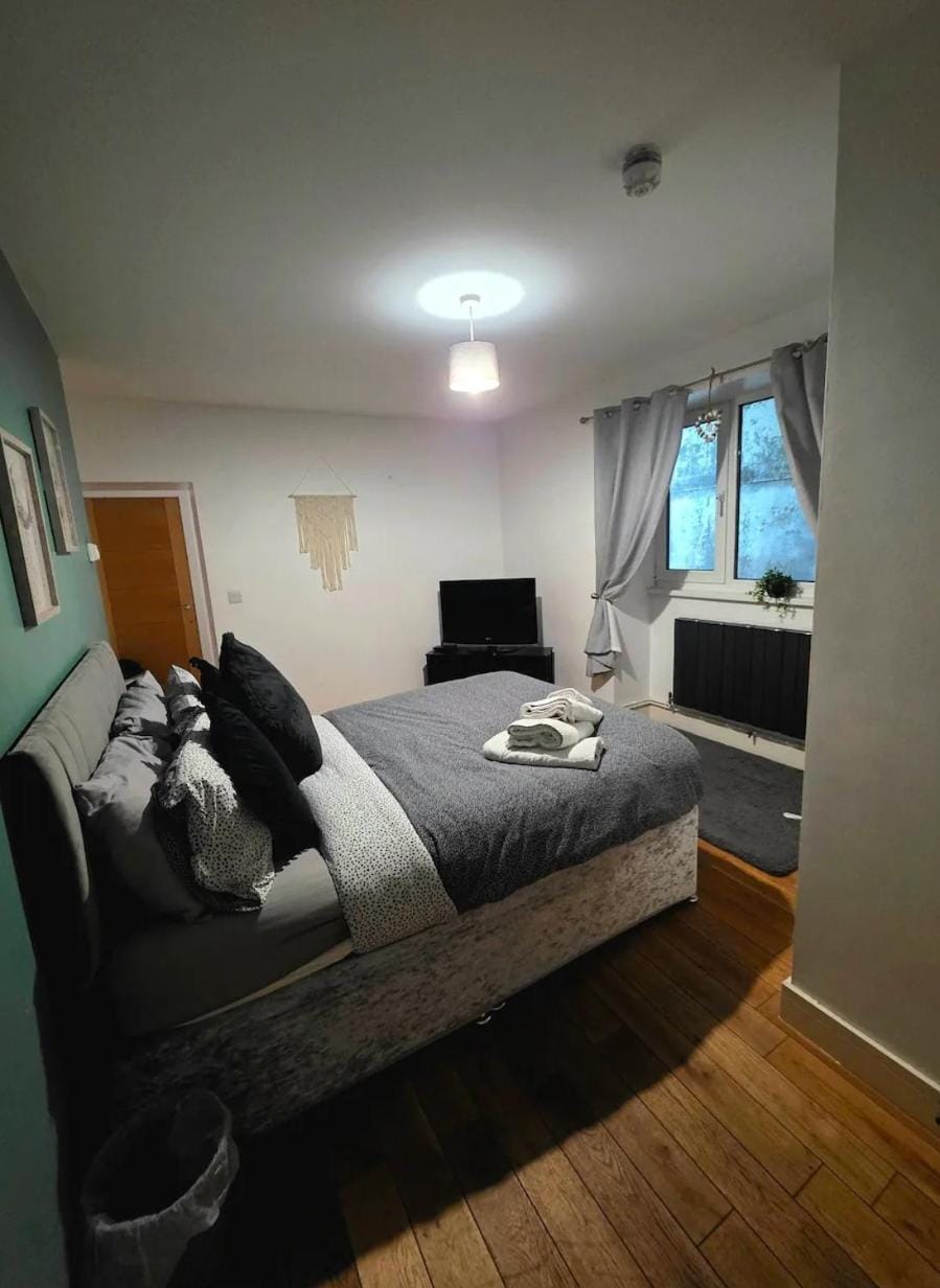 Plush Place Apartment in Swansea