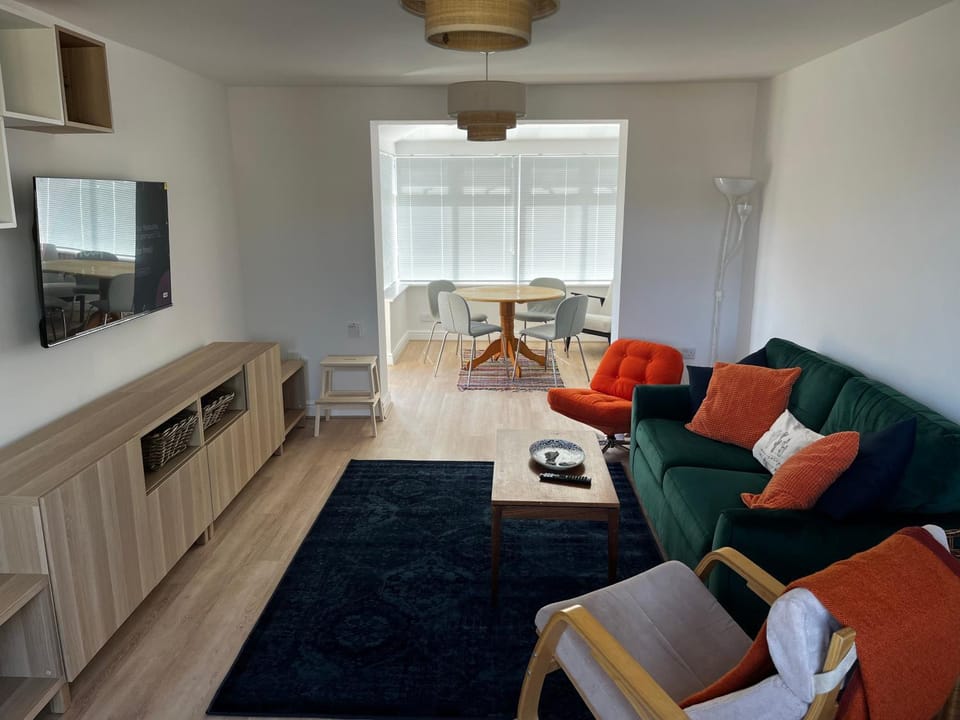 Communal lounge/ TV room, TV and multimedia, Living room, Seating area, Evening entertainment, internet