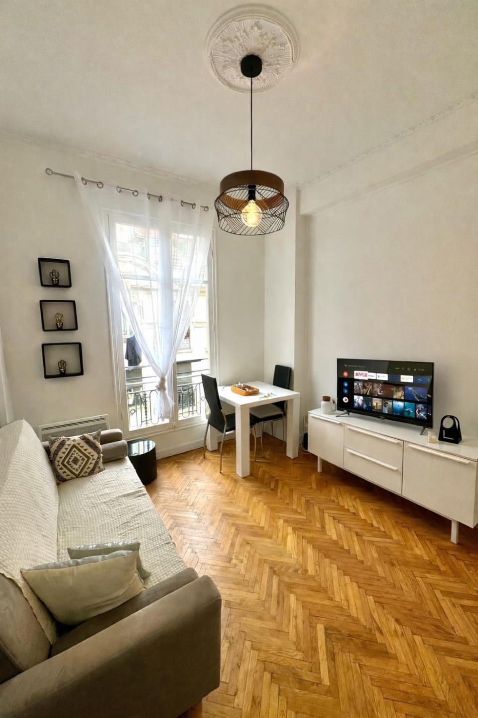 Bed, TV and multimedia, Living room, Seating area