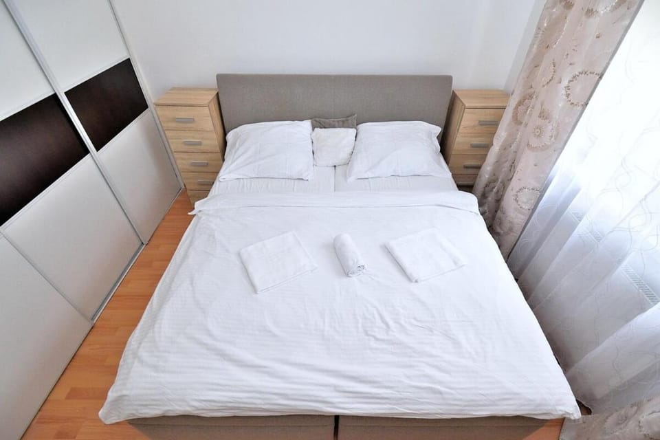 Photo of the whole room, Bedroom, towels, wardrobe