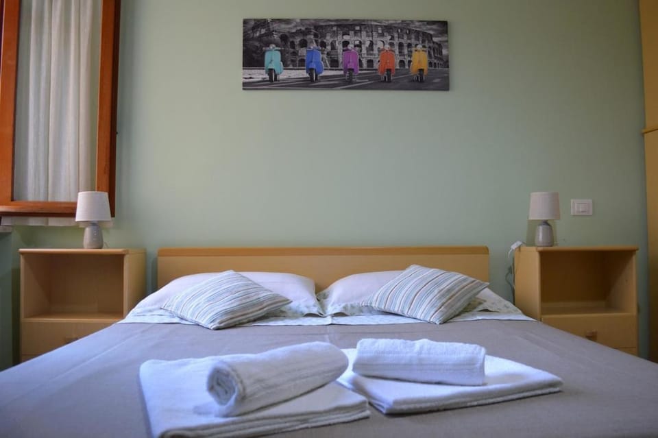 Bed, Bedroom, towels