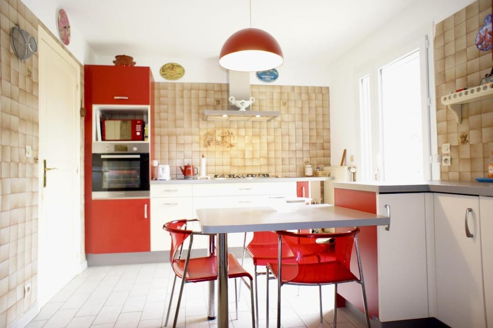 Kitchen or kitchenette, Dining area