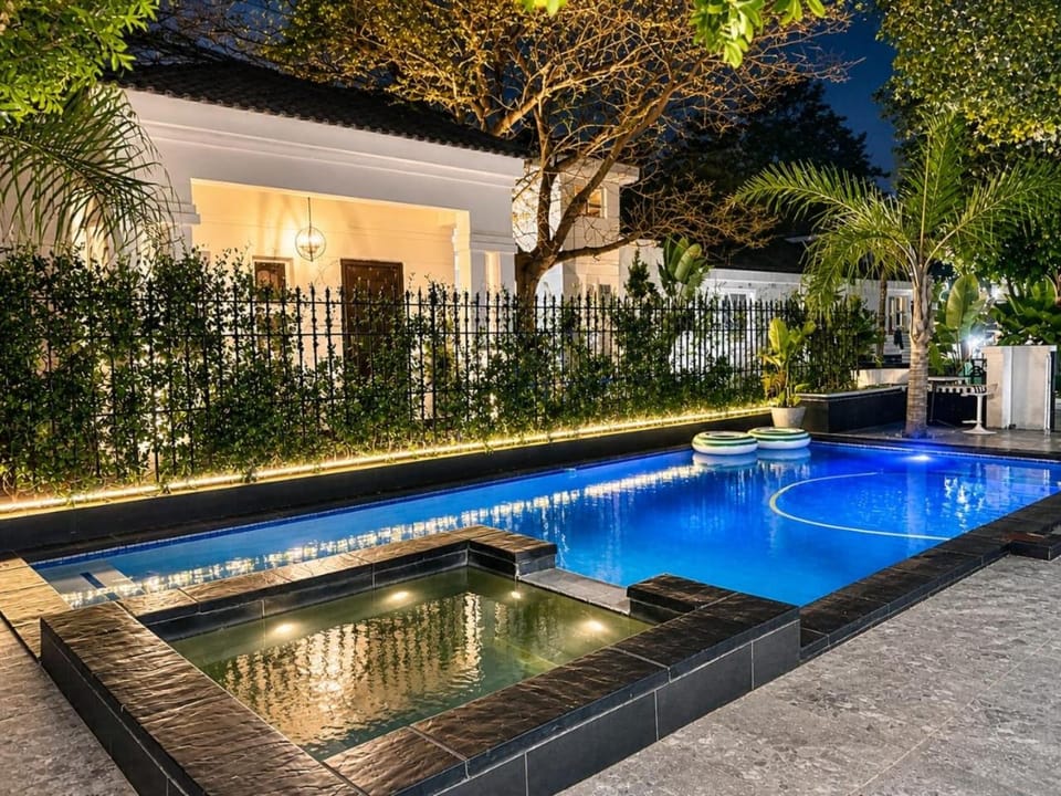 Vale Boutique 11 bdr Villa with Outdoor Cinema, 2 Jacuzzis & banquet Hall Villa in Sandton
